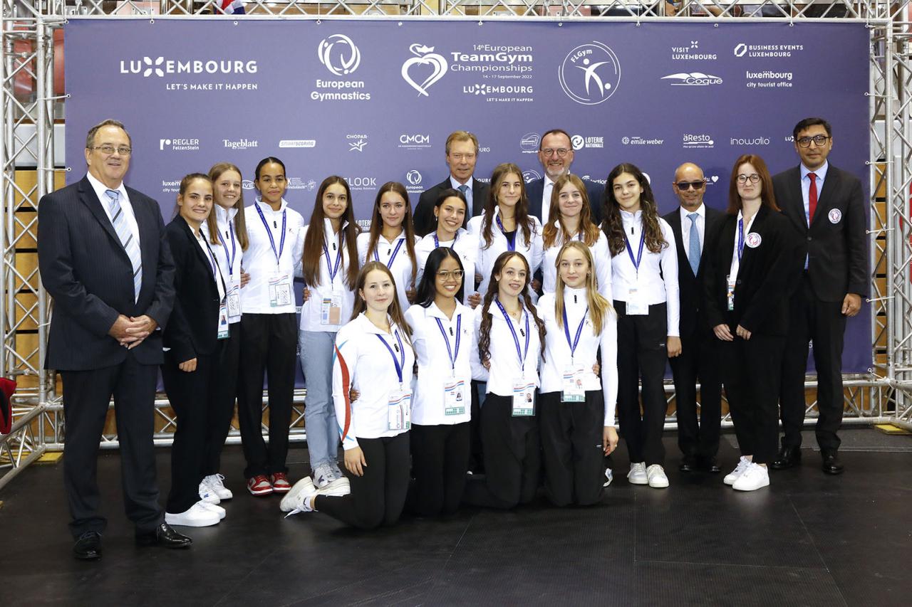 Le Grand-Duc lors d'un photocall avec les gymnastes luxembourgeoises