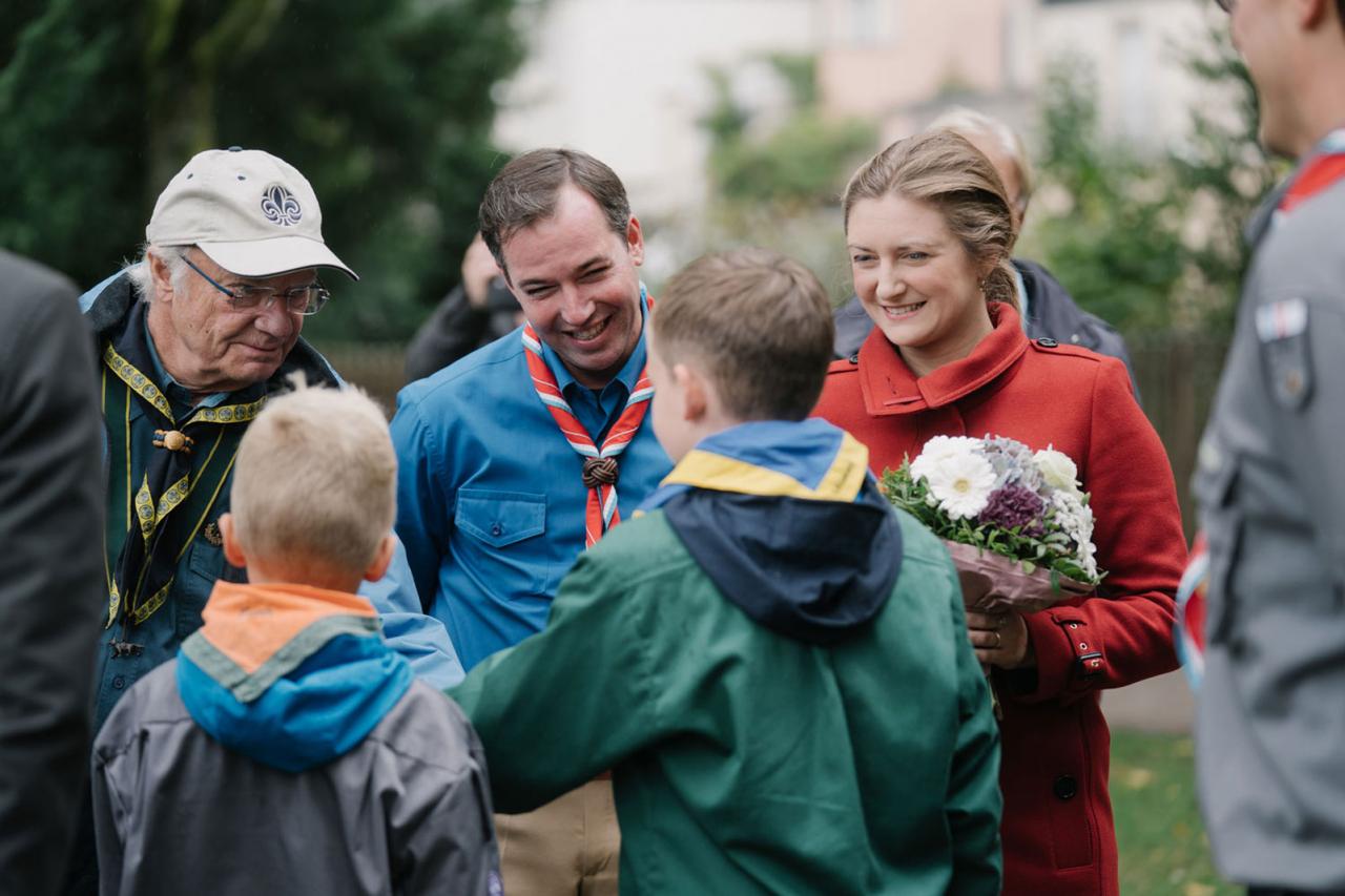 Le Roi de Suède salue un jeune scout