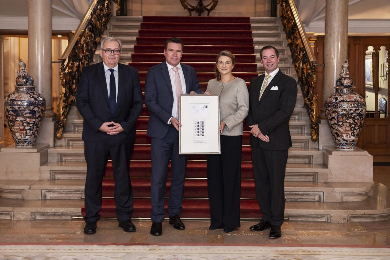 Le Couple héritier et les invités devant les escaliers d'honneur