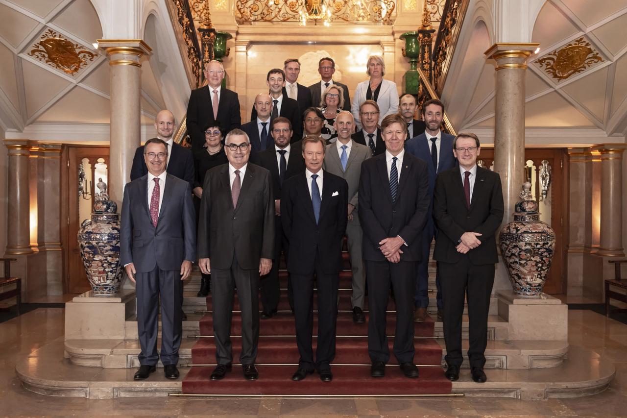 Photo de groupe dans l'escalier d'honneur