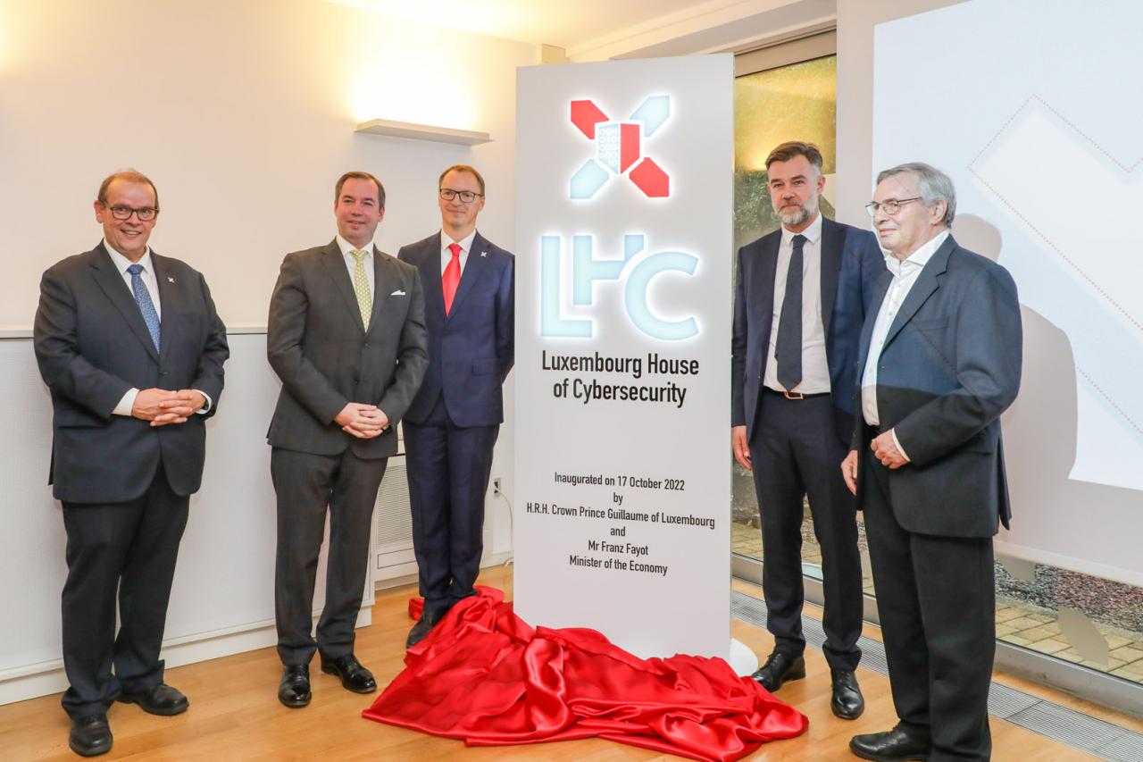 Le Prince et le ministre devant la stèle LHC après l'inauguration