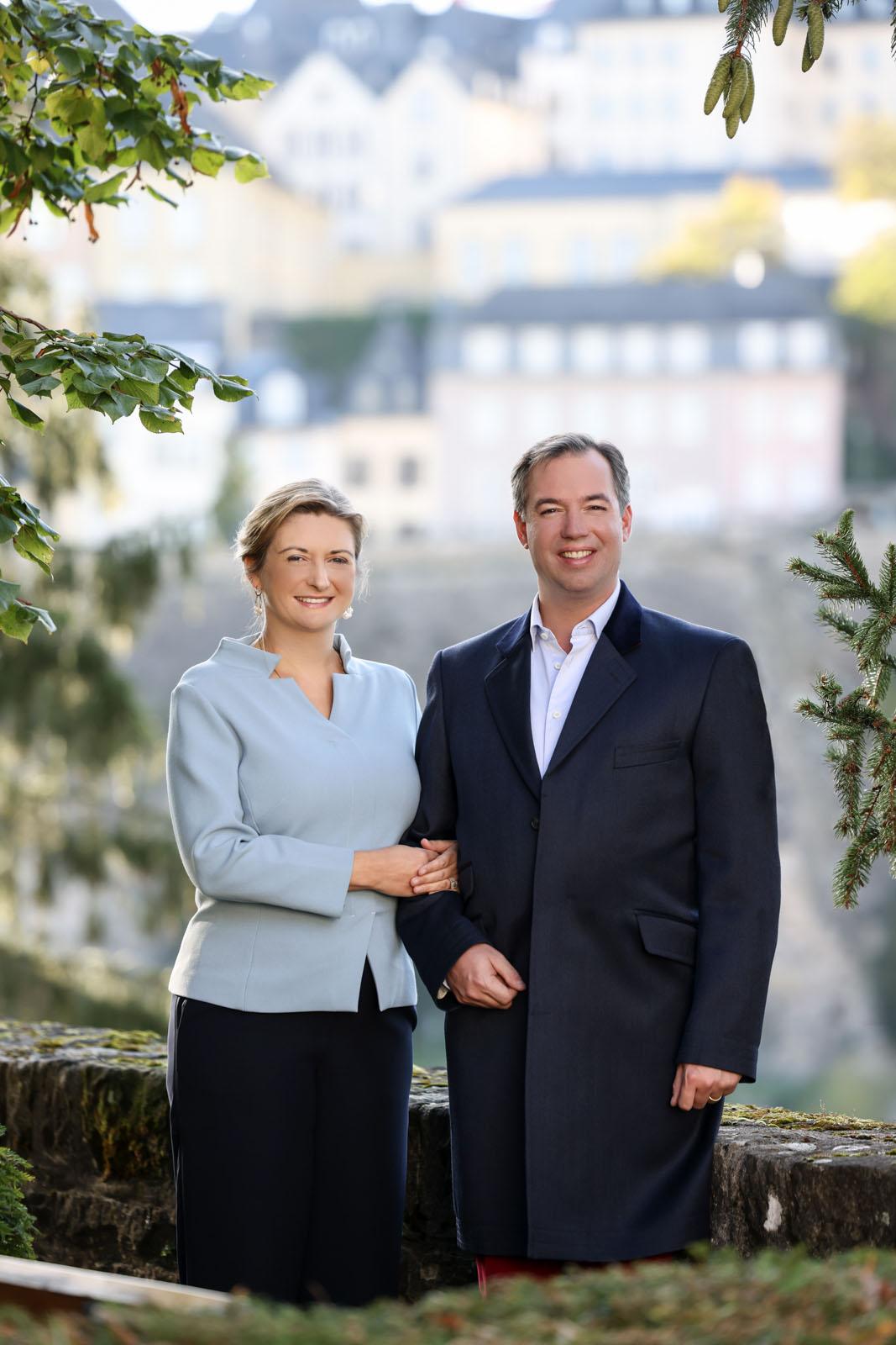 Portrait du Couple héritier à une corniche de ville de Luxembourg