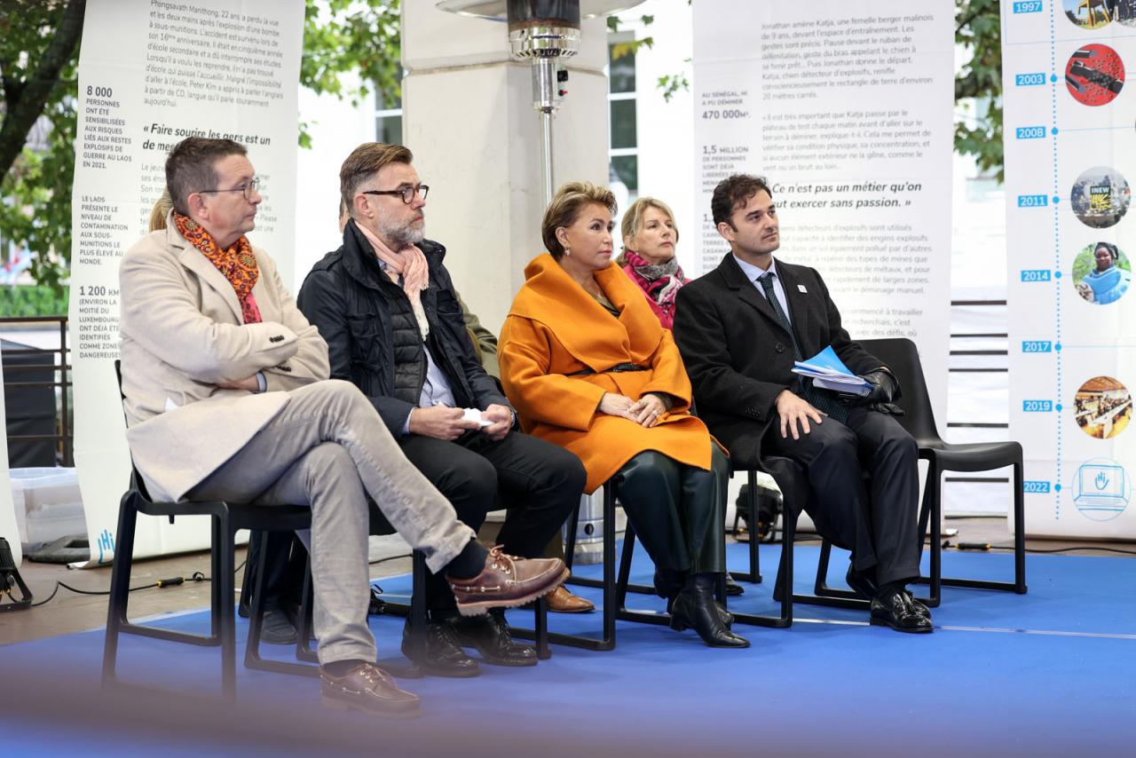 La Grande-Duchesse assiste à la cérémonie sous le kiosque de la Place d'Armes