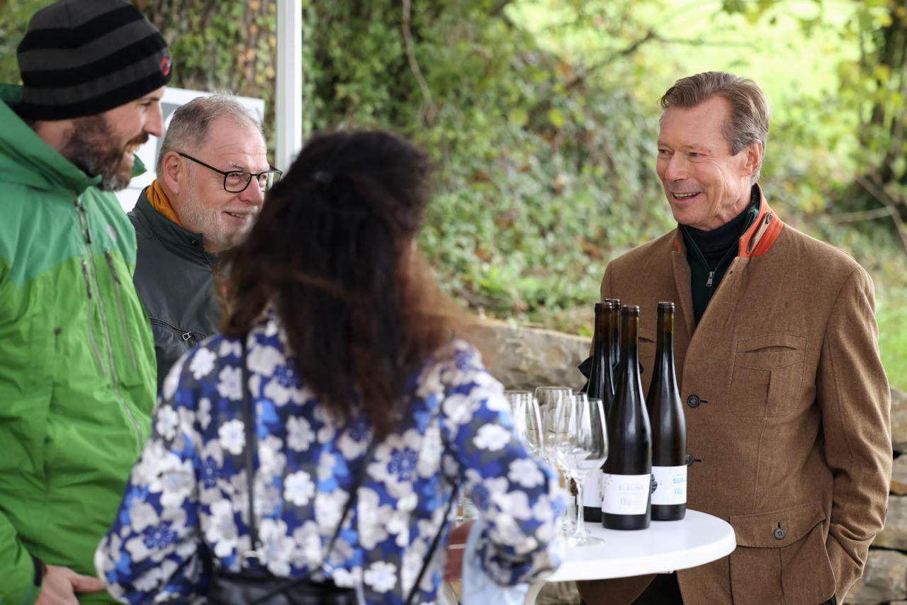 Le Grand-Duc échange avec des producteurs de vin