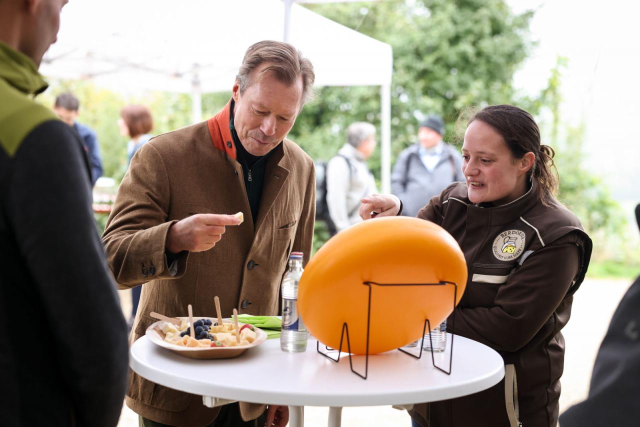 Le Grand-Duc s'apprête à déguster un fromage local