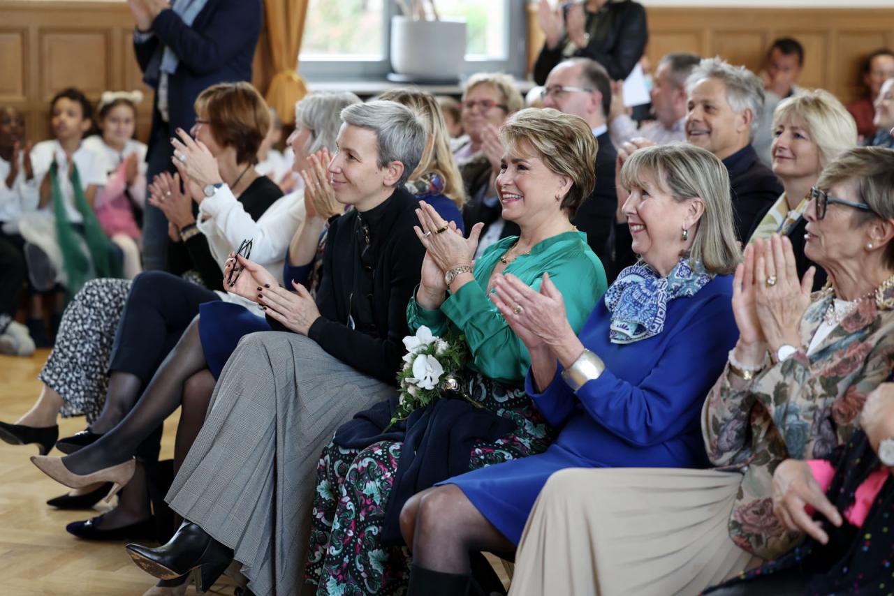 S.A.R. et les invités en train d'applaudir à la cérémonie d'inauguration