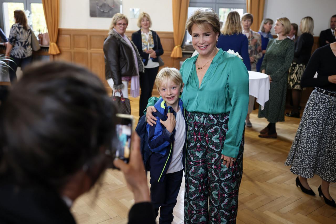 La Grande-Duchesse prend une photo avec un enfant