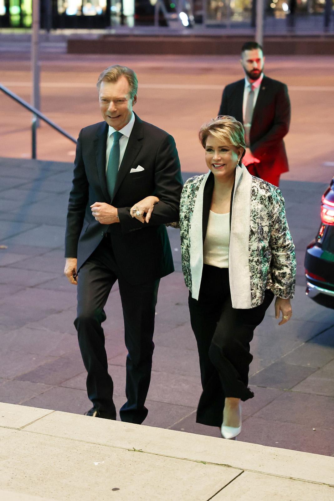 Le Couple grand-ducal arrive devant le parvis de la Philharmonie