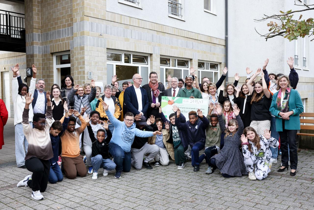 Photo de groupe devant la Maison des Jeunes