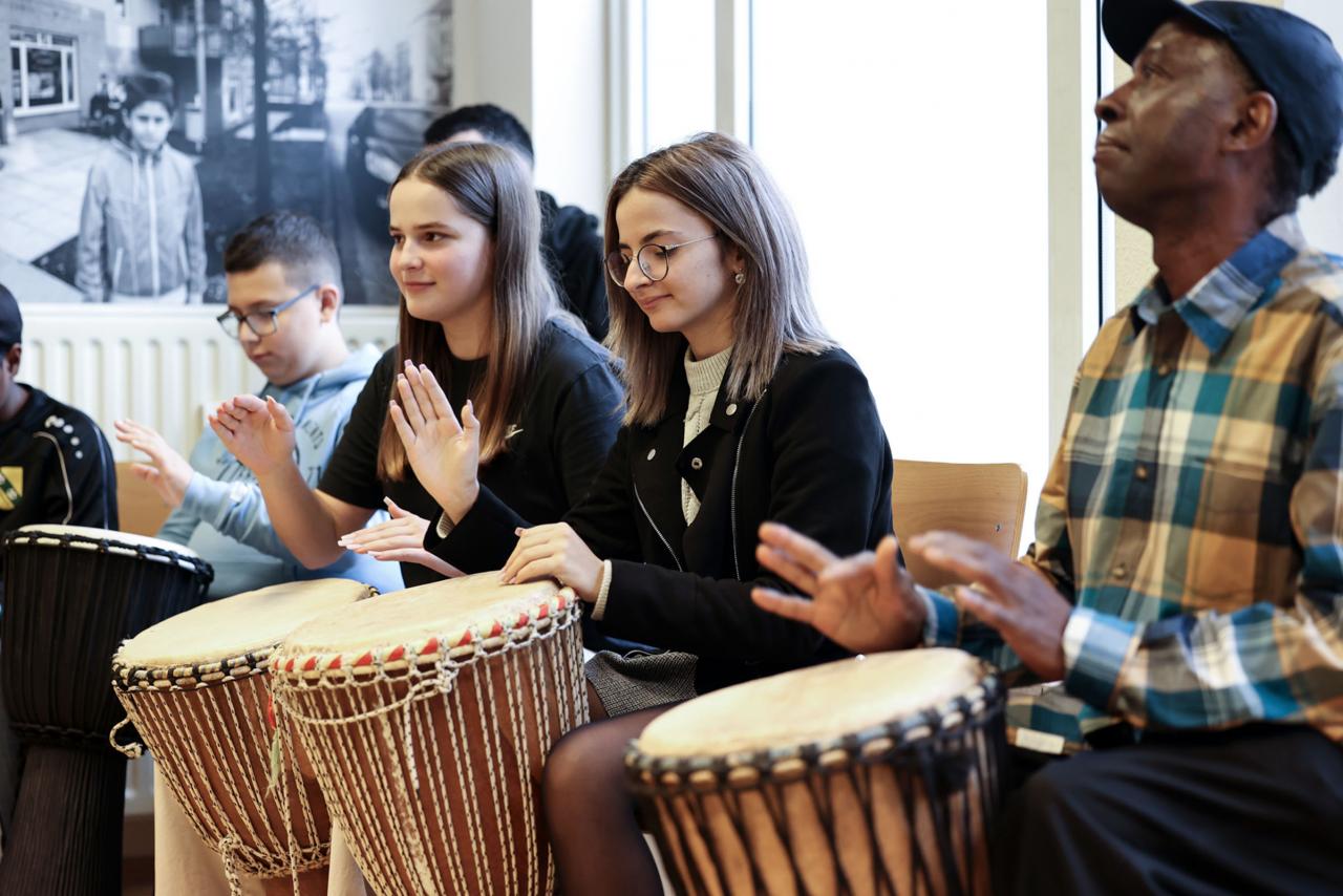 Des jeunes jouent du tambour