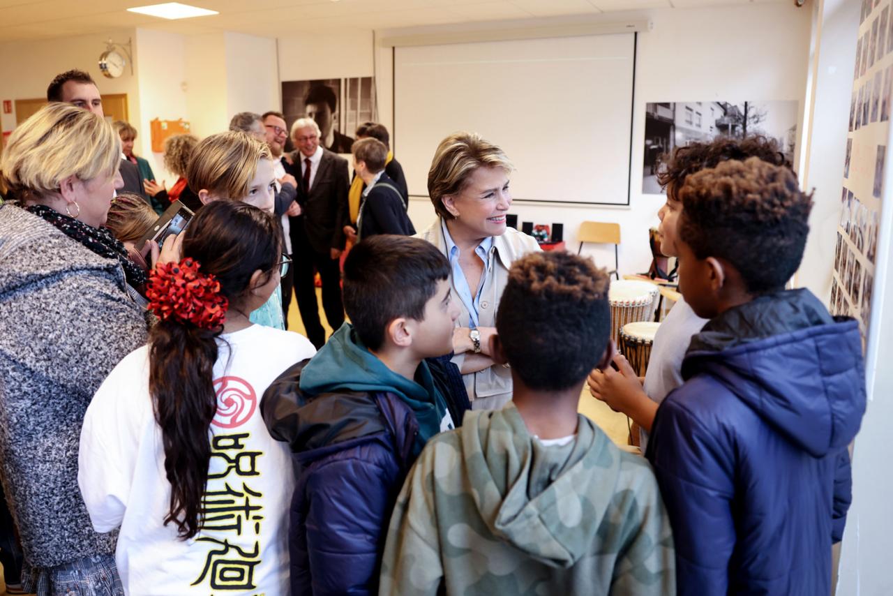 La Grande-Duchesse en pleine discussion avec des jeunes