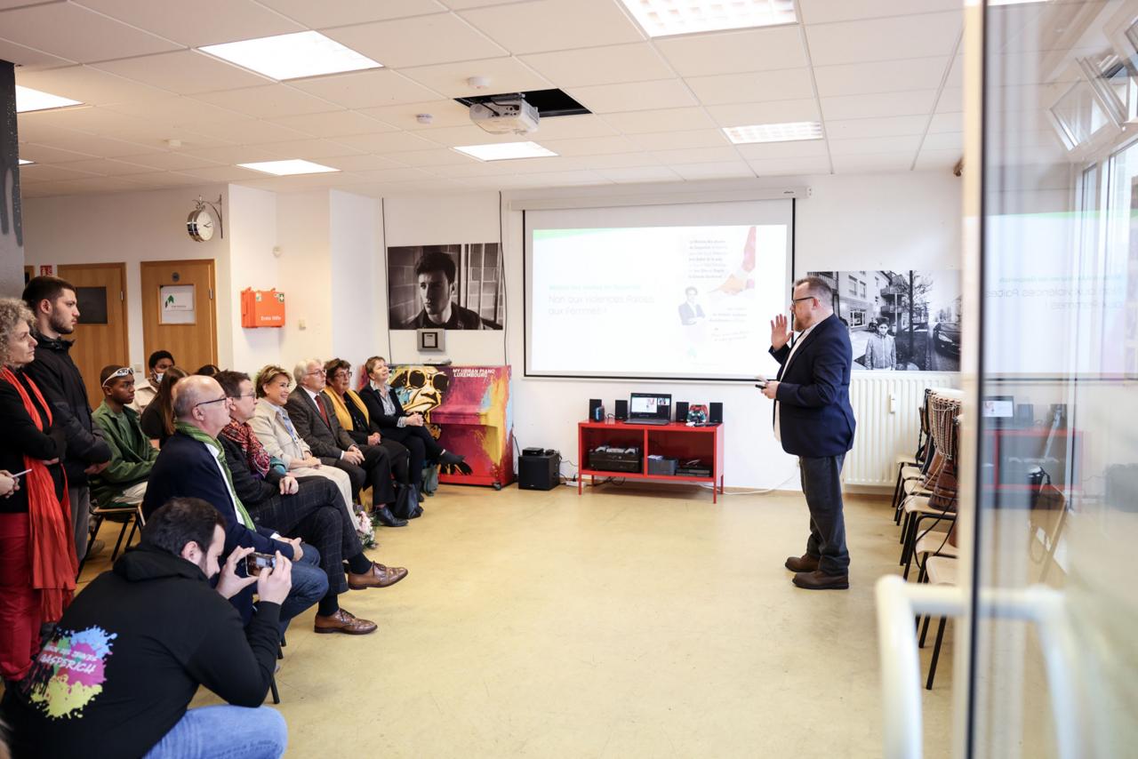 Le directeur de la maison des jeunes prononce un discours