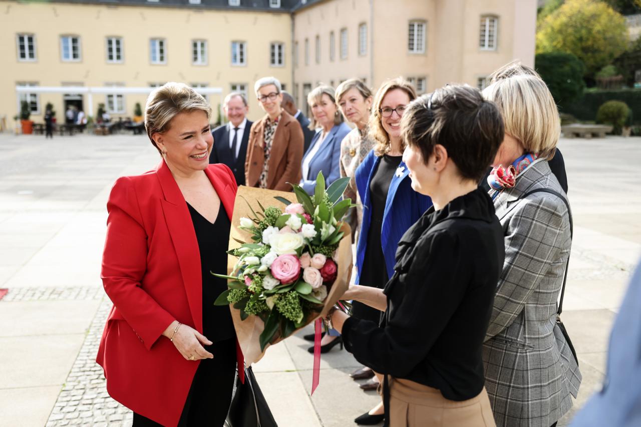 Remise d'un bouquet de fleurs à la Grande-Duchesse