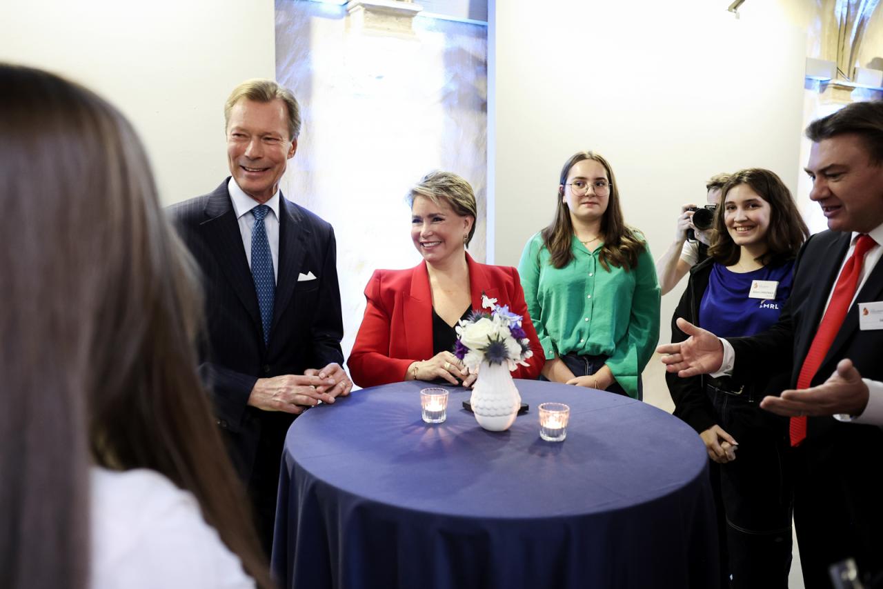 Le Grand-Duc et la Grande-Duchesse entourés des invités