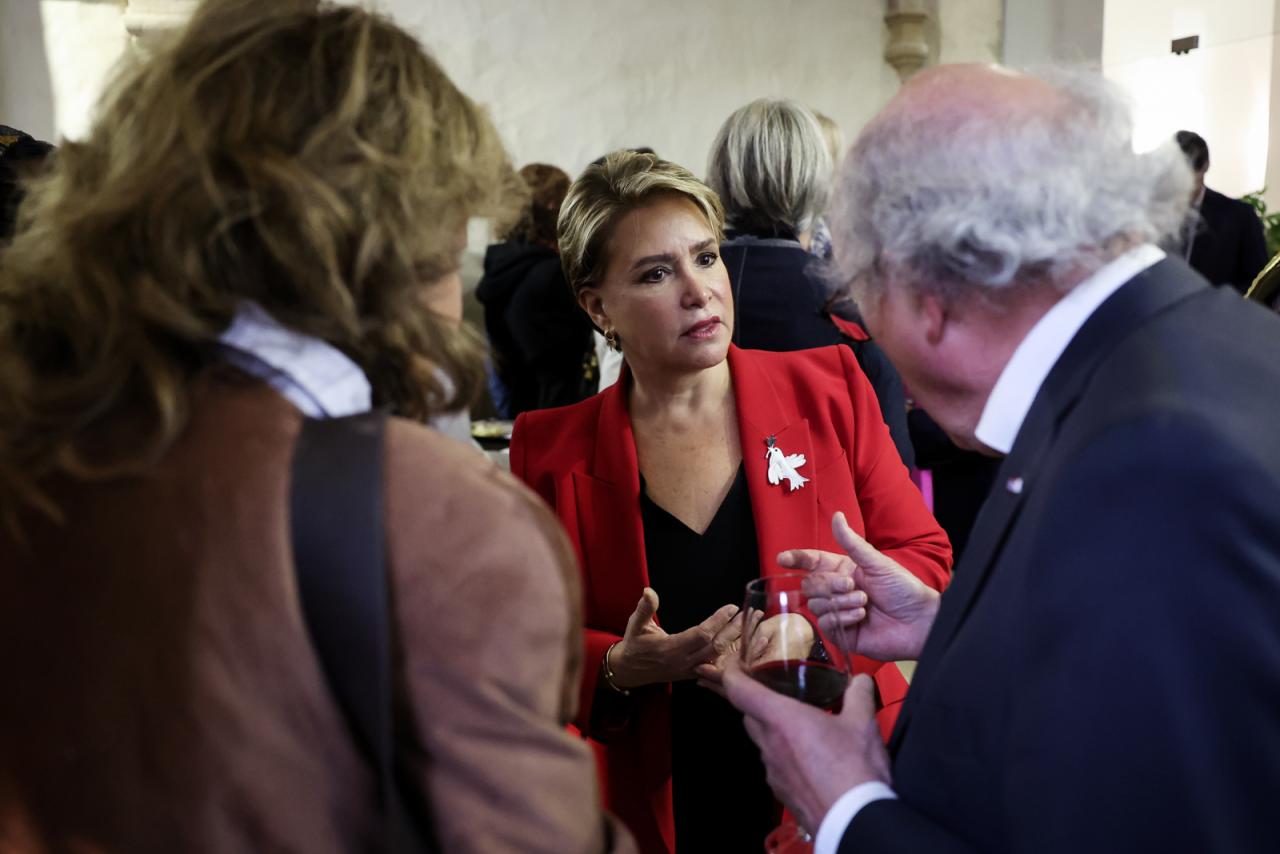 La Grande-Duchesse discute avec des invités