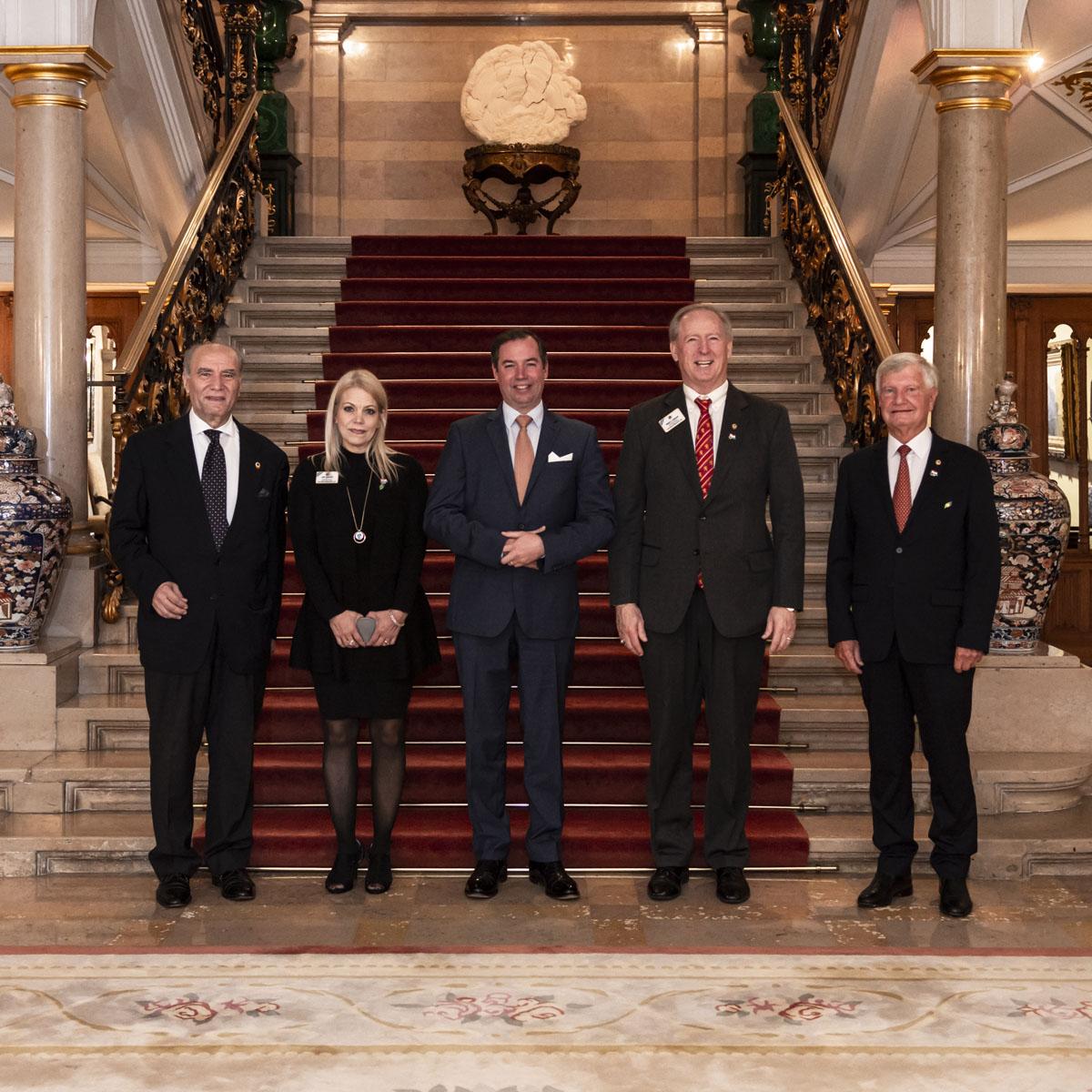 Le Prince et les invités prennent une photo souvenir devant l'escalier d'honneur