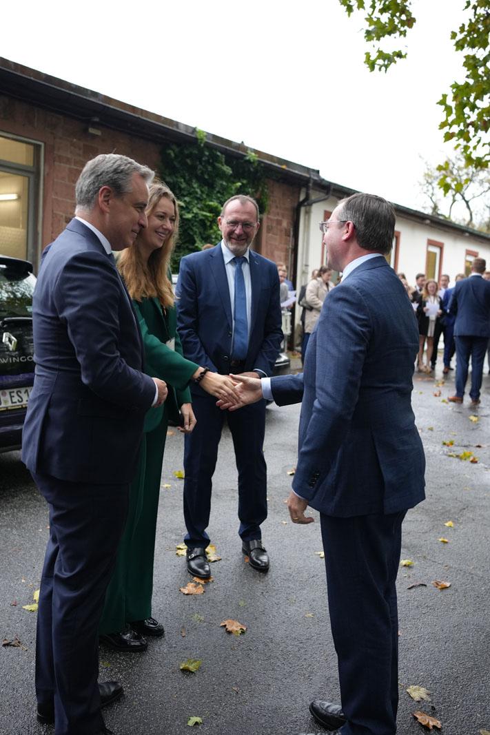 Le Prince salue la présidente de l'association des cercles d'étudiants luxembourgeois