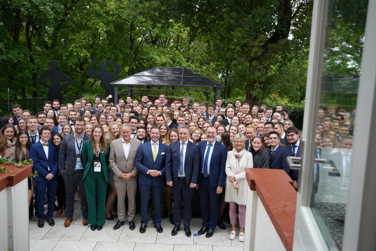 Photo souvenir du Prince avec les étudiants