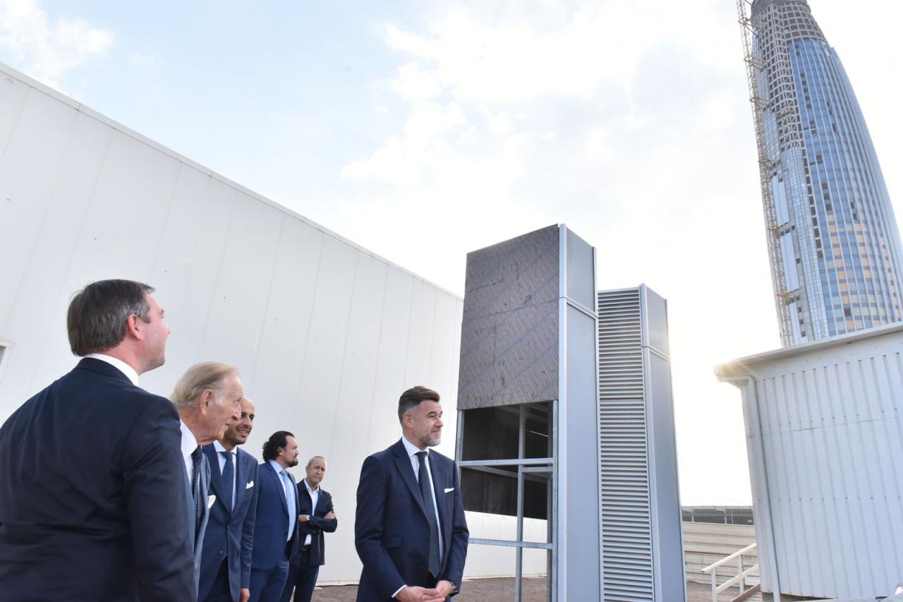 Le Prince observe la tour Mohammed VI en construction