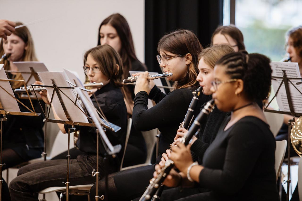 Vue sur de jeunes musiciens en train de se produire