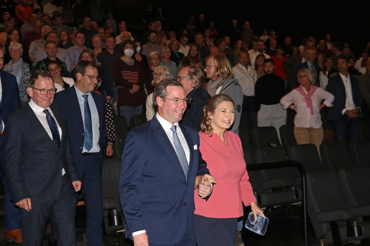 Le Couple héritier dans la salle de cinéma