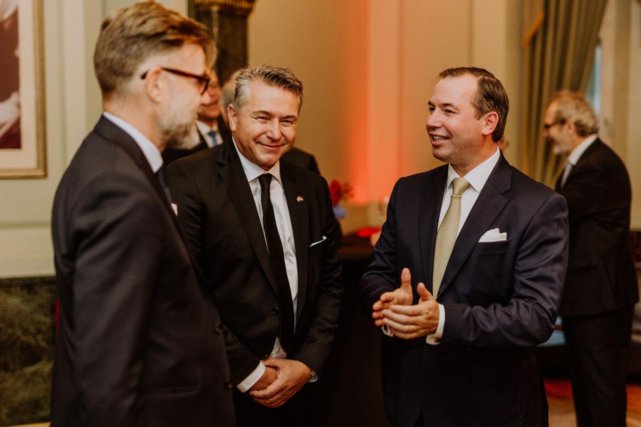 Le Prince Guillaume échange avec le ministre Fayot et le président de la BCLD