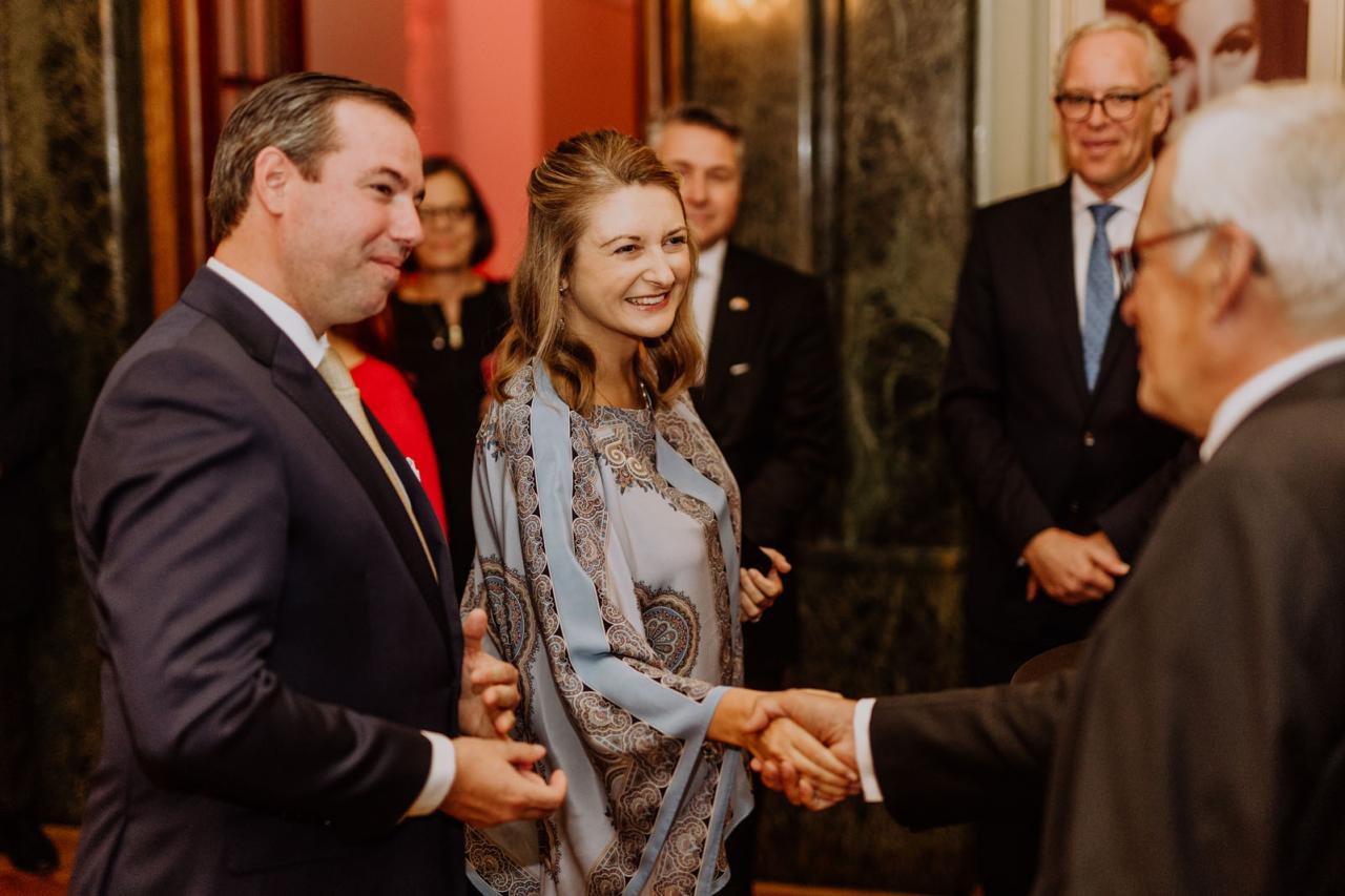 La Princesse Stéphanie salue un invité à la soirée BCLD