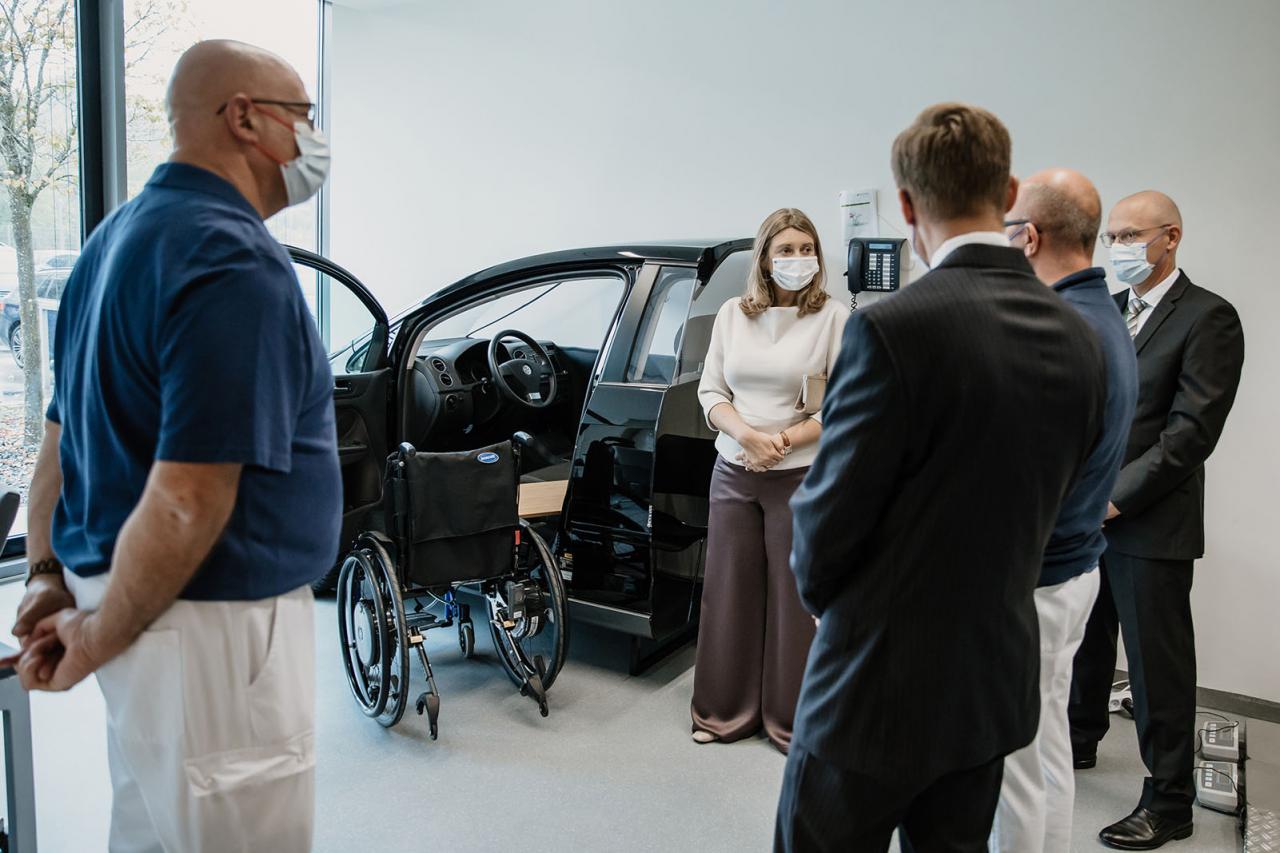 La Princesse reçoit des explications sur le simulateur automobile Clécar