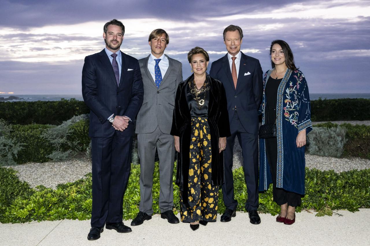 Le Couple grand-ducal entouré des Princes Félix et Louis et de la Princesse Alexandra