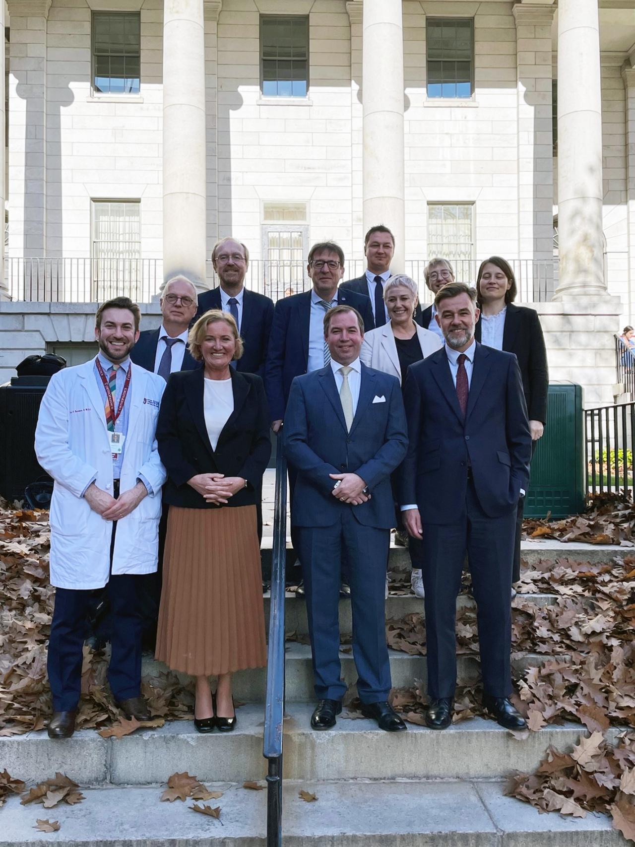Le Prince entouré des ministres et de représentants de l'hôpital de Boston