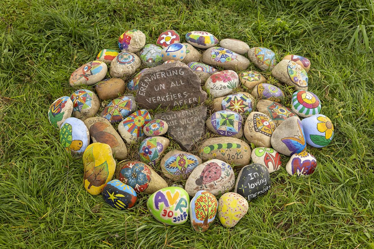 Vue sur des pierres décorées en souvenir aux victimes de la route