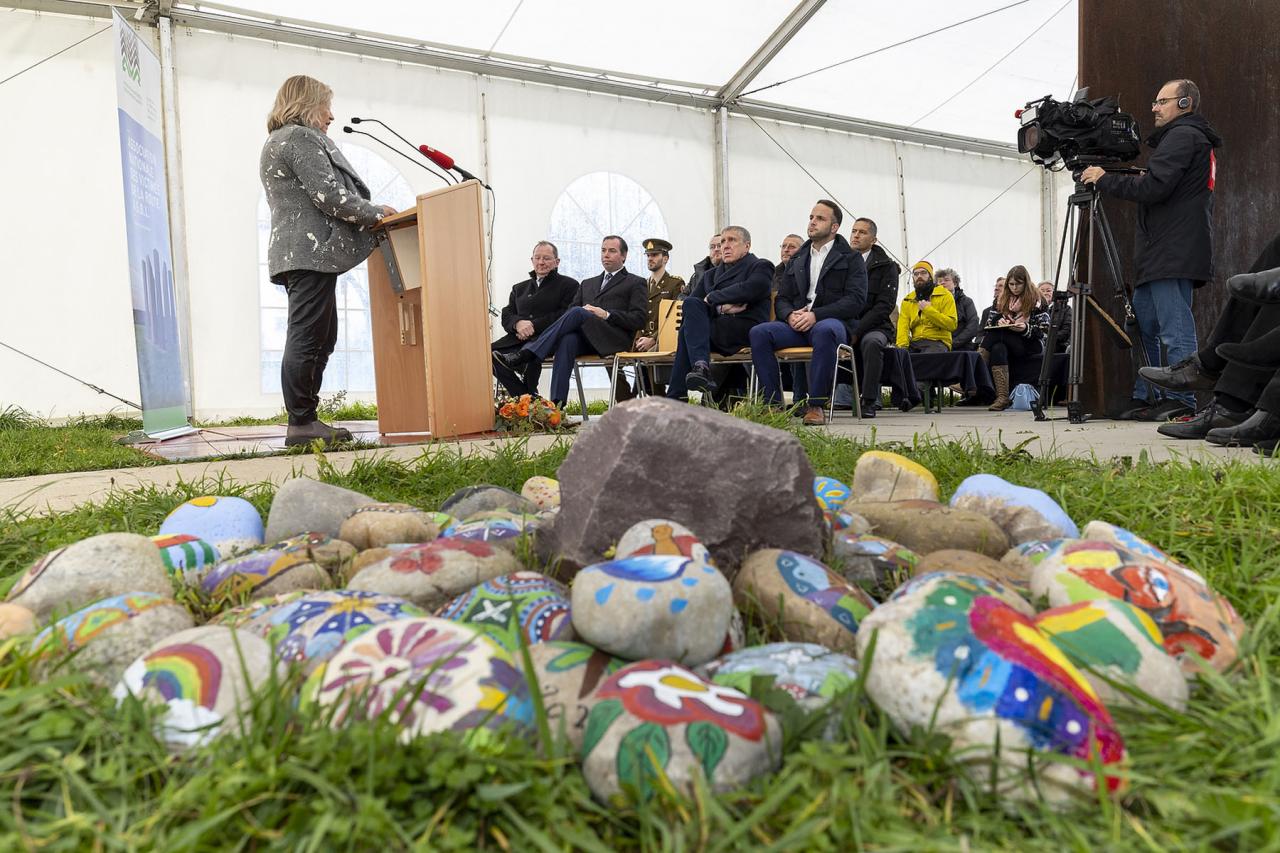 Vue sur des pierres décorées en souvenir aux victimes de la route