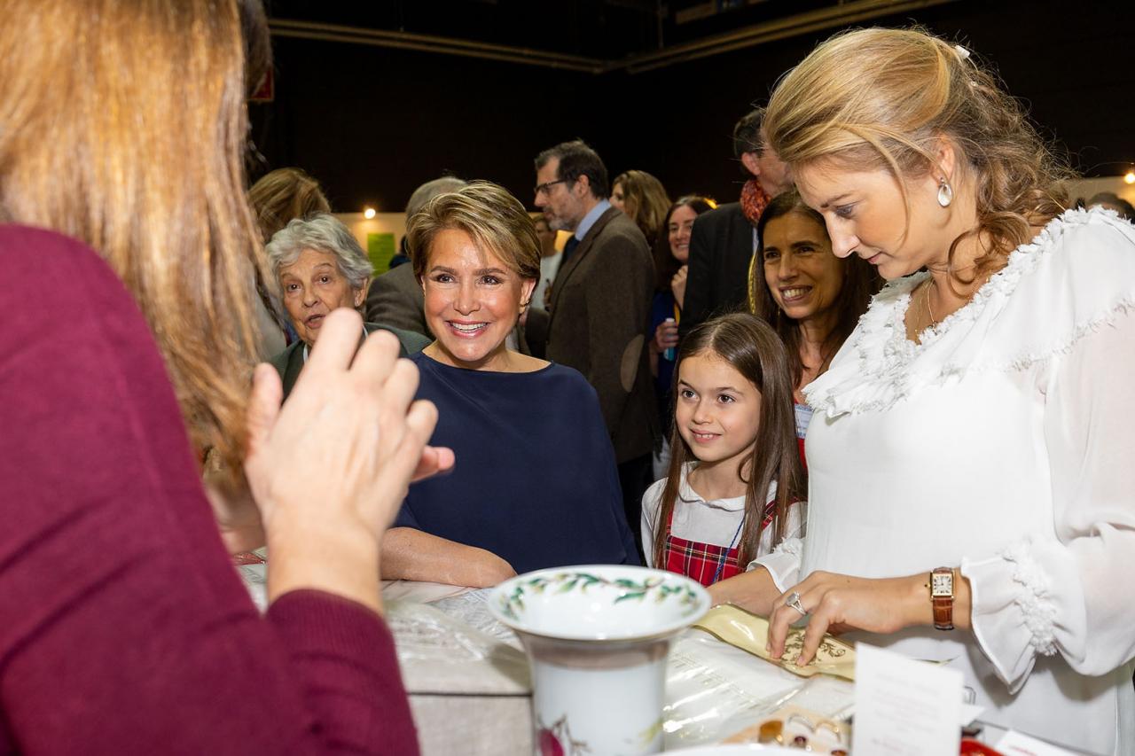 La Grande-Duchesse, la Princesse Stéphanie et la Princesse Amalia à un stand