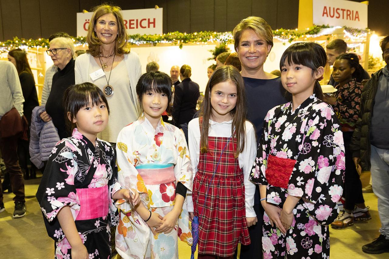 La Grande-Duchesse et la Princesse Amalia posent avec des jeunes filles en kimono