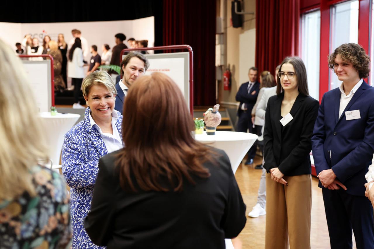 La Grande-Duchesse en plein échange avec une élève