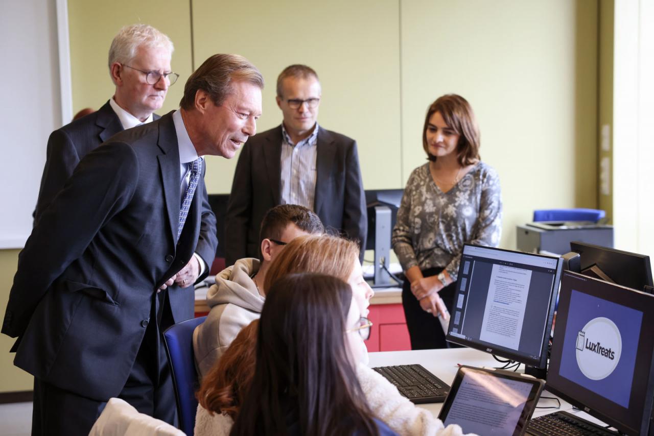 Le Grand-Duc assiste à une présentation d'élèves sur un ordinateur