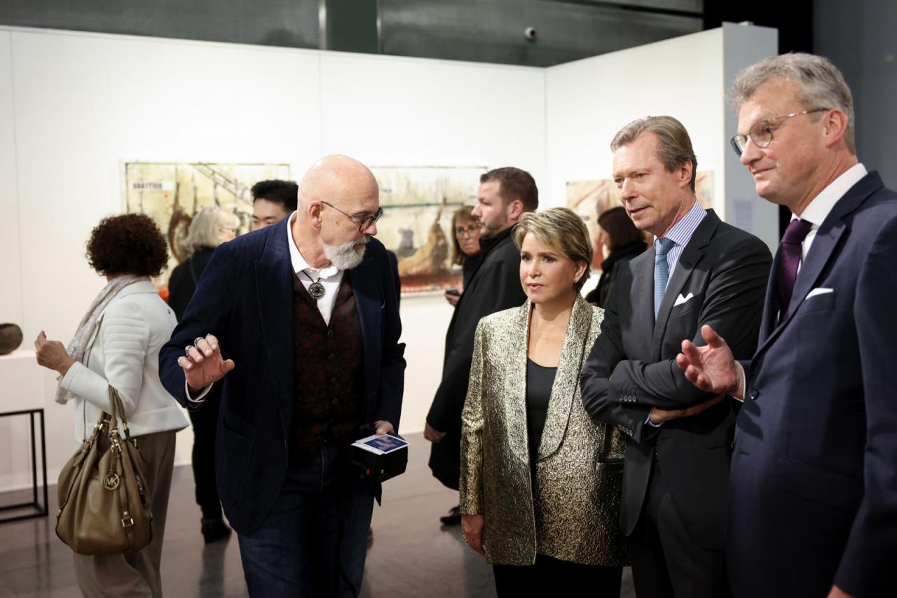 Le Couple grand-ducal reçoit des explications sur un tableau