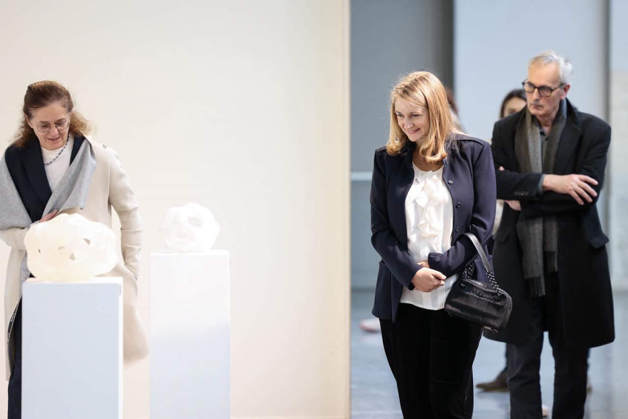 La Princesse découvre une oeuvre sur un stand