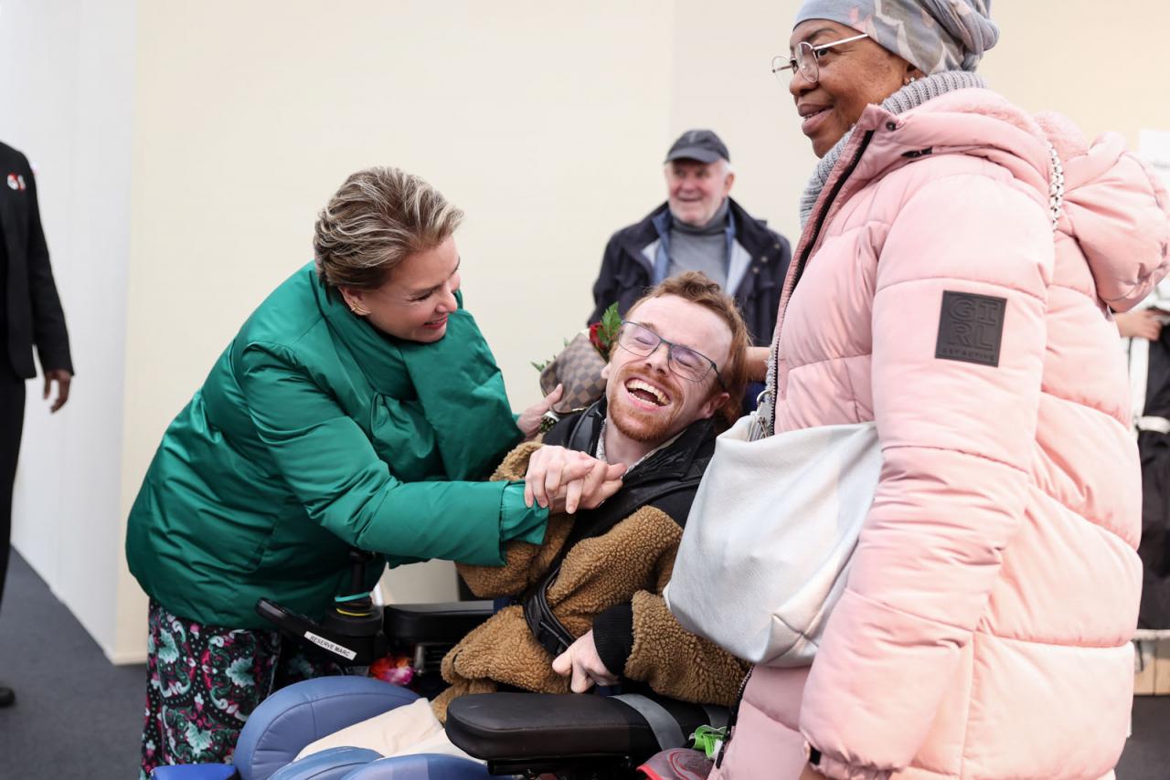 La Grande-Duchesse salue une personne handicapée