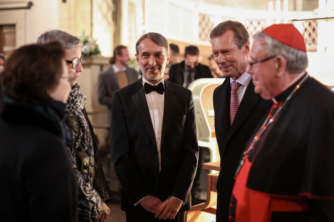 Le Grand-Duc échange avec des invités à l'issue de l'inauguration