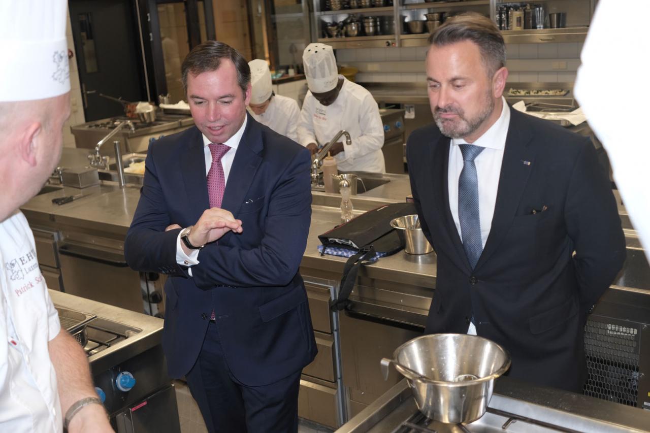Le Prince et le Premier ministre assistent à une démonstration d'un cuisinier