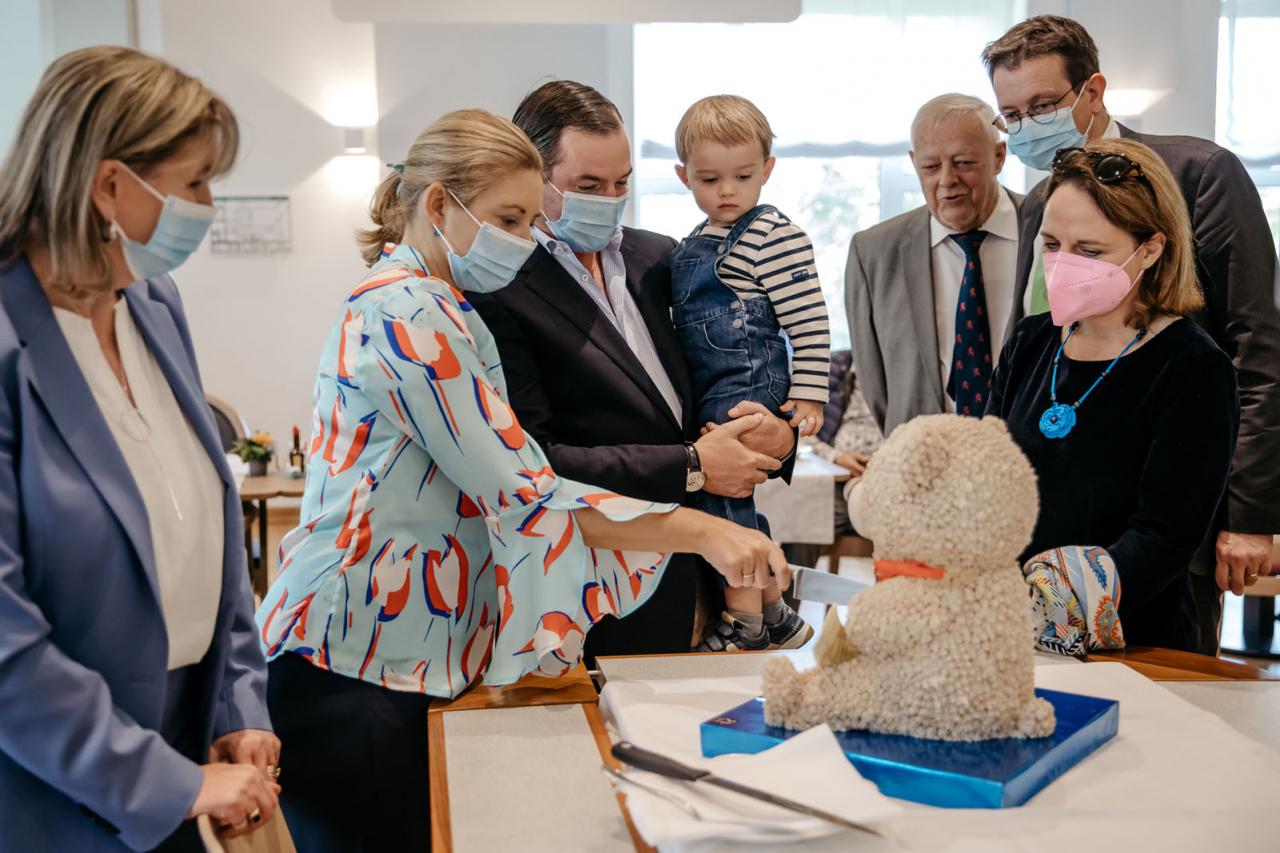 La Princesse Stéphanie en train de couper une part de gâteau