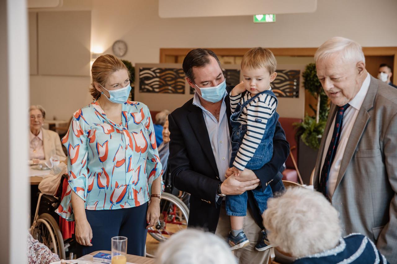 Le Couple héritier et le Prince Charles rencontrent des résidents