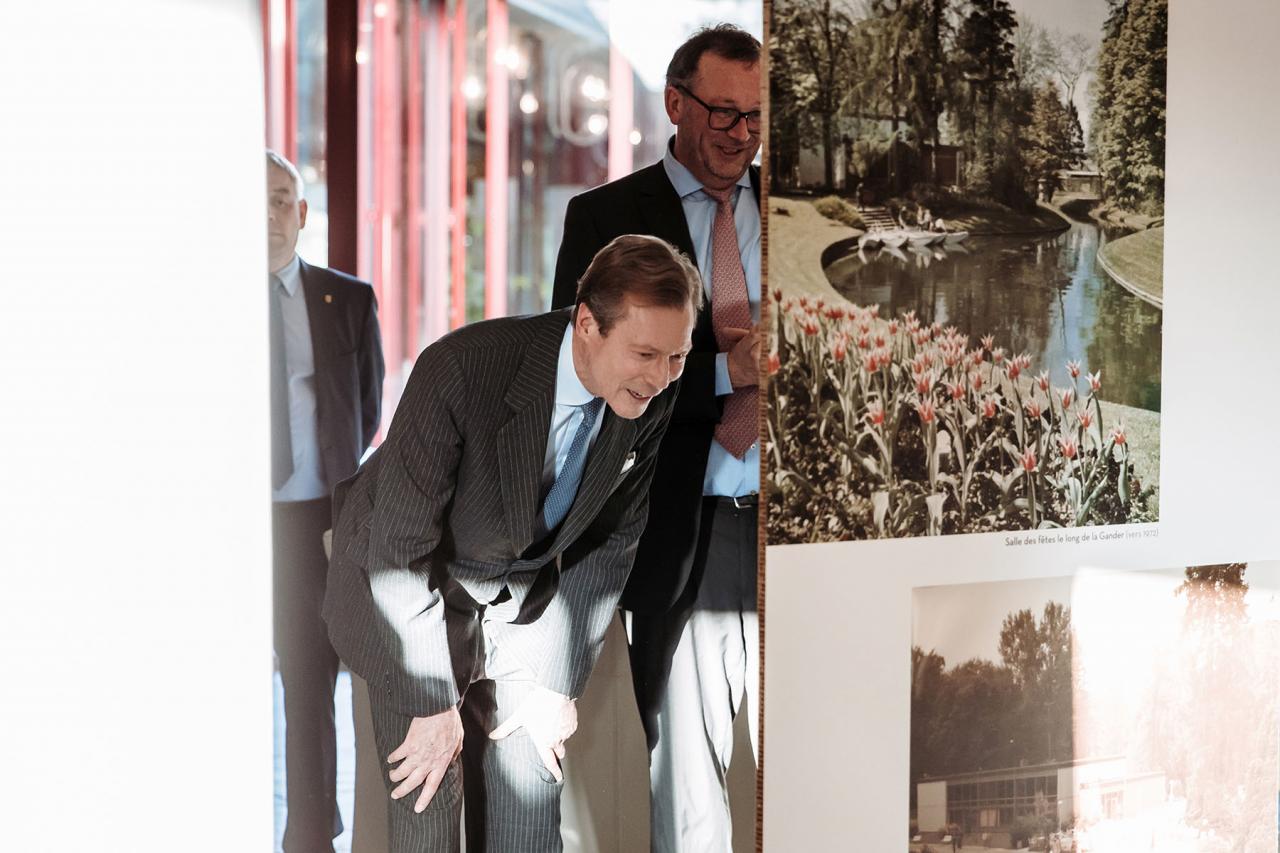 Le Grand-Duc se penche pour observer une photo affichée de l'exposition
