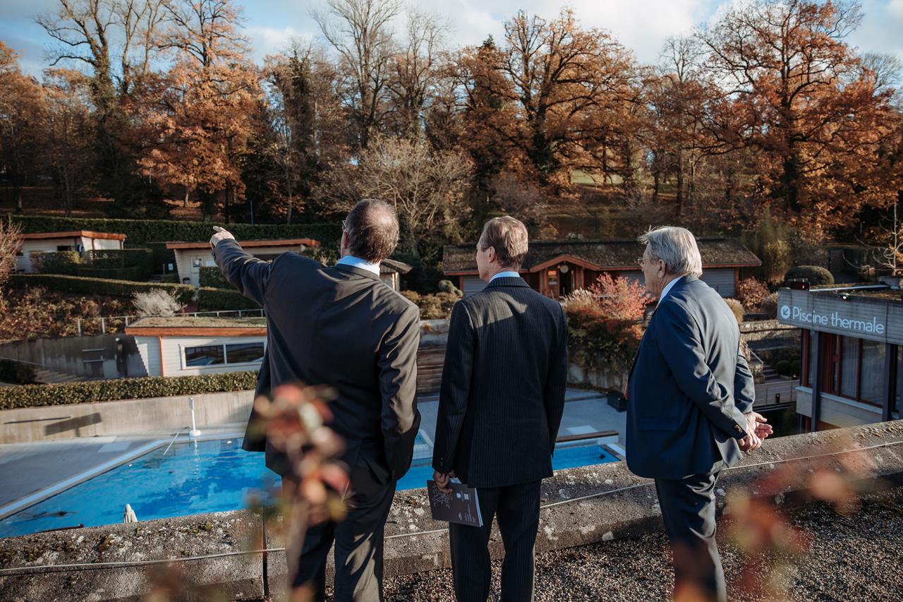 Le Grand-Duc visite la piscine extérieure