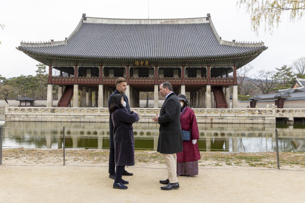 The Prince and the Minister in front of the Palace discussing with guides