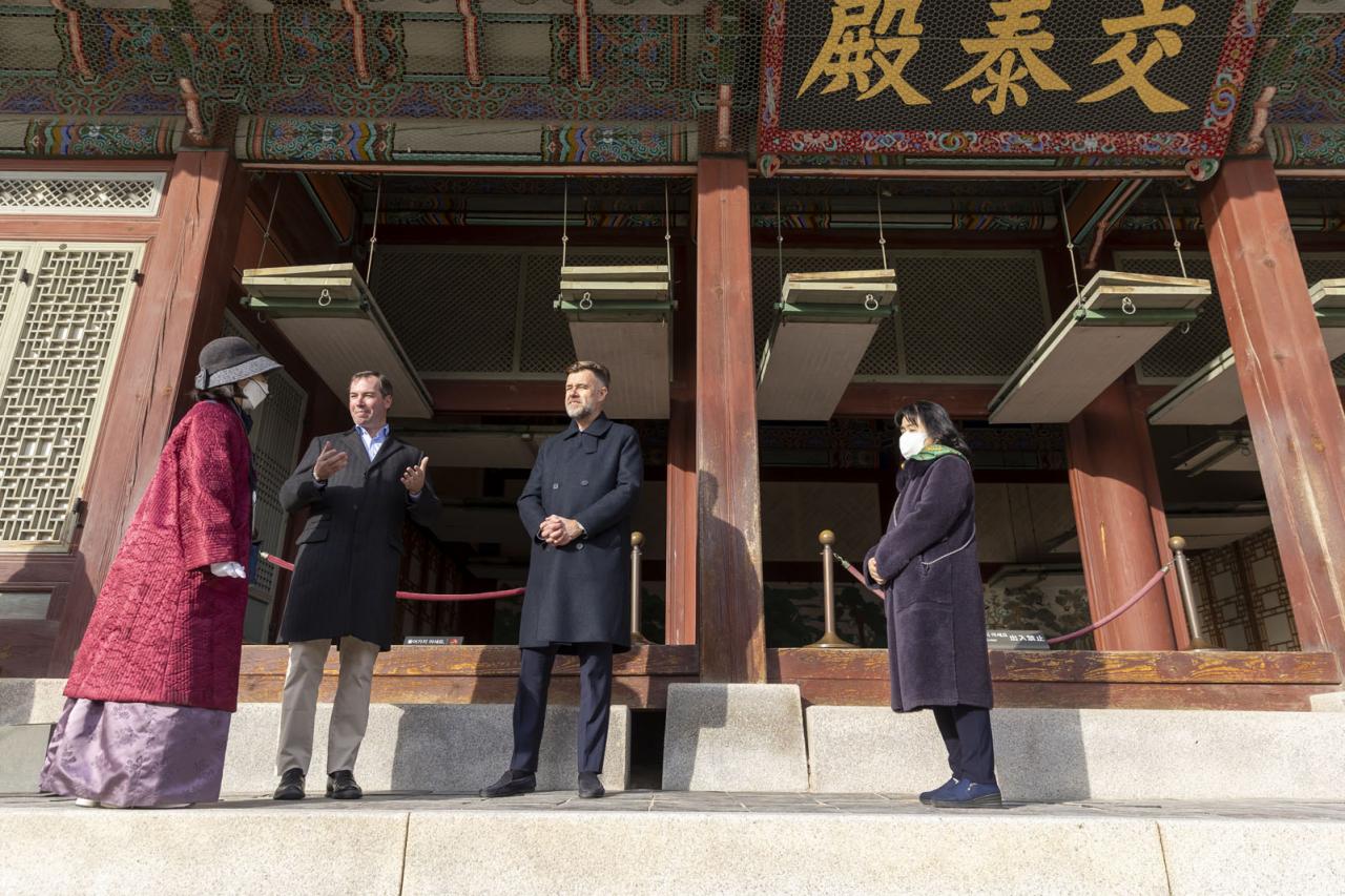 The Prince and the Minister in front of the Royal Palace