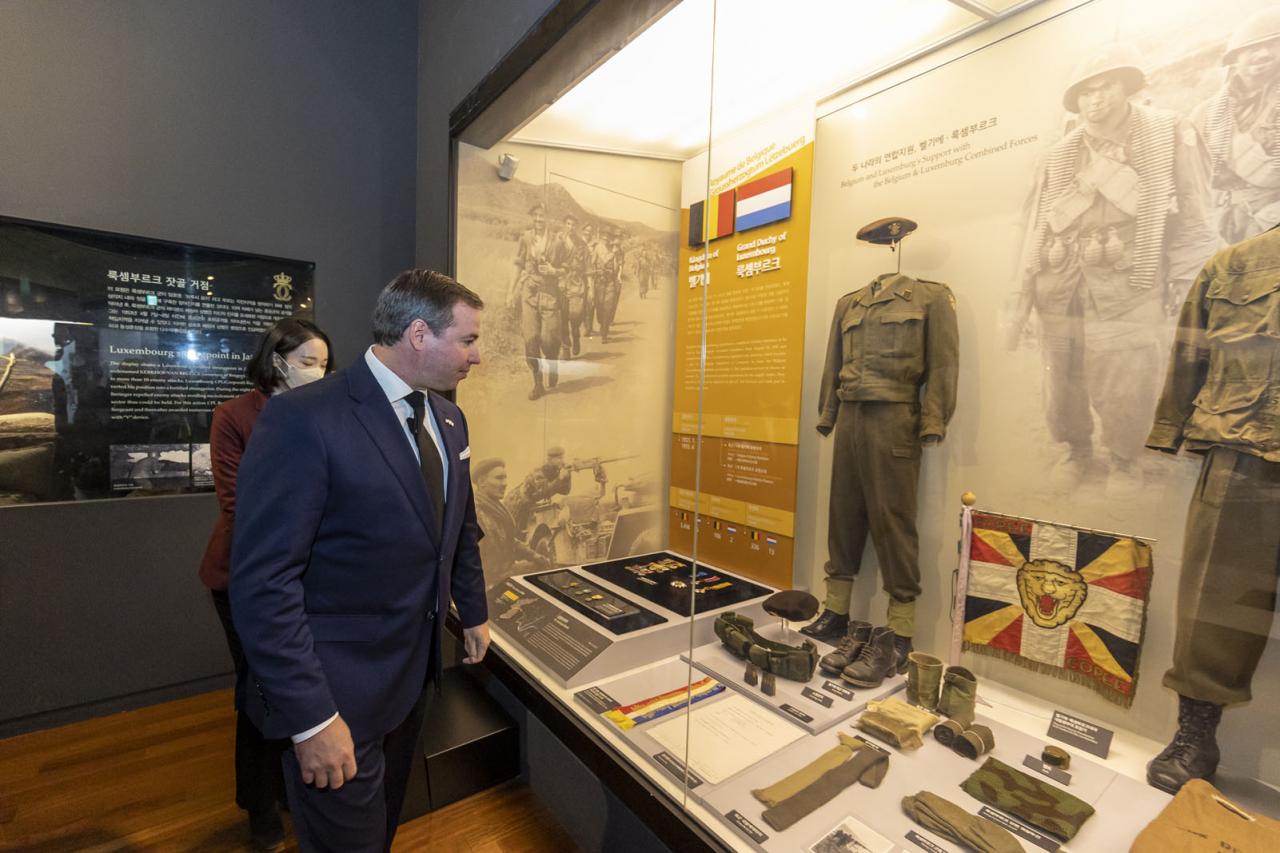The Prince discovers the showcase dedicated to the Luxembourgish soldiers