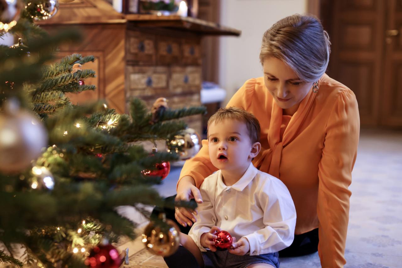 La Princesse et le Prince Charles devant un arbre de Noël