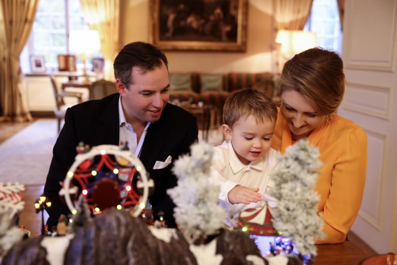 Le Couple Héritier et le Prince Charles devant une décoration de Noël